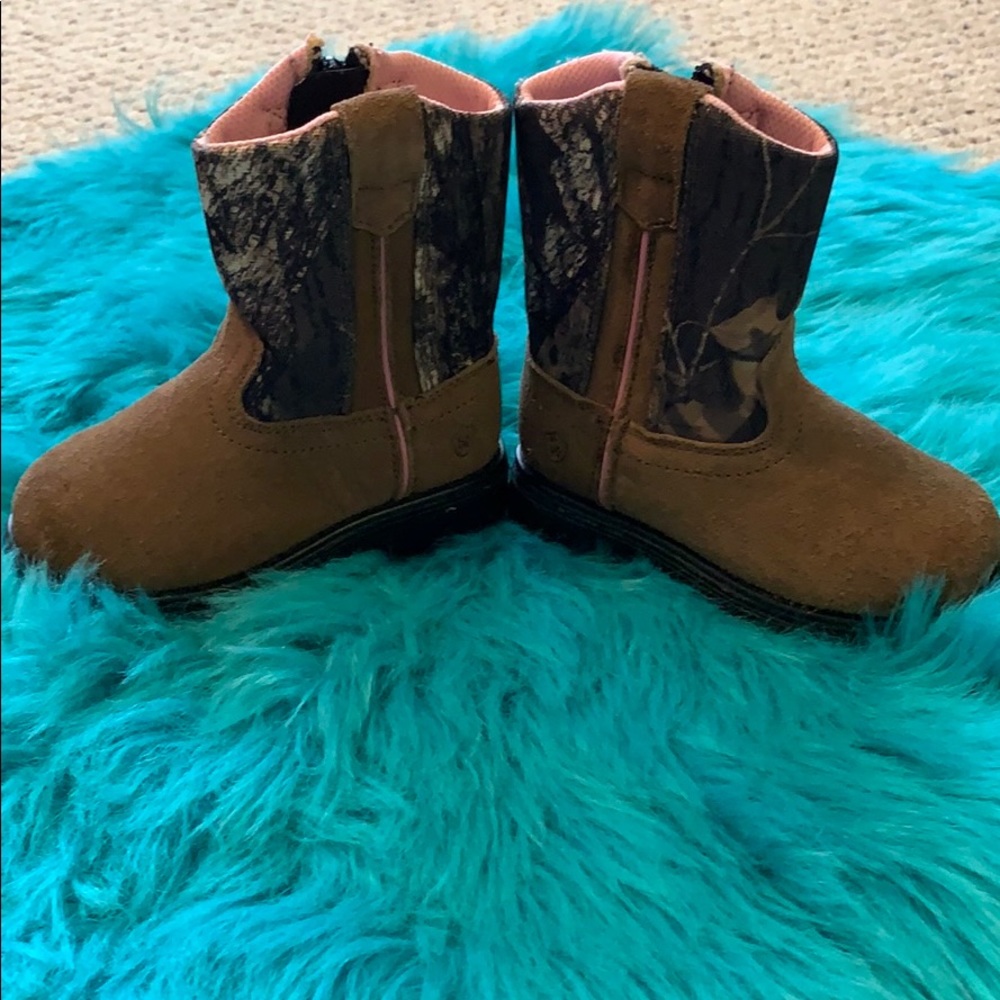 Game Winner NWOB pink lined girl camo boots